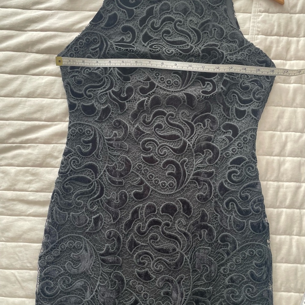 Donna Karan Embroidered Sleeveless Sheath
Dress - Picture 9 of 11